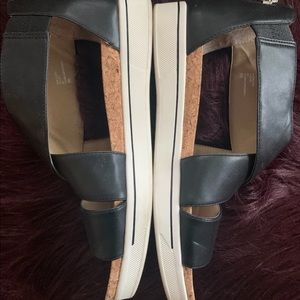 Adrienne Vittadini sport sandals size 9